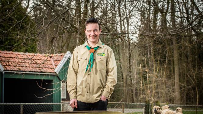 Vlaggen hijsen, kransen aangeven en meer: Max (14) uit Denekamp helpt als scout mee tijdens Nationale Dodenherdenking op de Dam