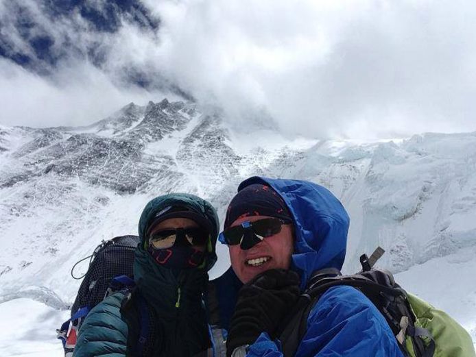 Paul Hegge (rechts) tijdens de beklimming van de Mount Everest.