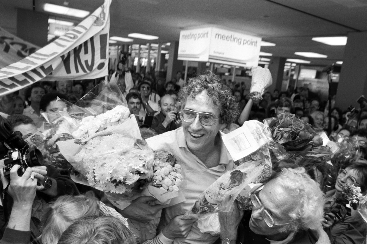 Sits Bosgra (kanan) menyambut Claes de Jonge, seorang pejuang anti-apartheid yang dipenjarakan oleh rezim di Afrika Selatan, di Schiphol pada tahun 1987. Foto oleh ANP / Bert Verhoeff