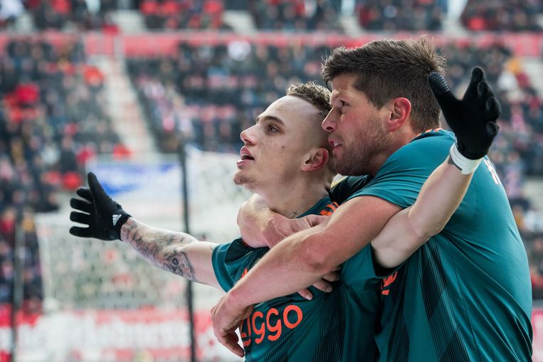 Noa Lang viert zijn hattrick met Klaas Jan Huntelaar tijdens de wedstrijd tegen FC Twente in de Grolsch Veste. Ajax kwam na een achterstand van 2-0 terug op 2-5.  Beeld ANP Sport