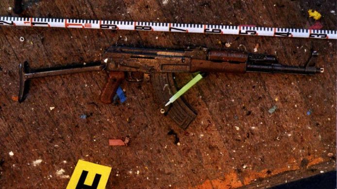 De Franse justitie onderzoekt of de wapens, die zijn gebruikt bij de aanslagen in Parijs  zijn gekocht in Rotterdam.