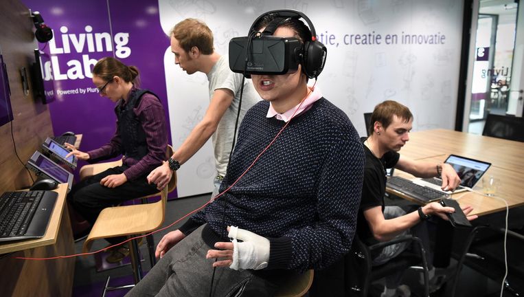 Zorgorganisatie Pluryn laat e-health-toepassingen, zoals deze vr-bril, uitproberen door mensen met gedragsproblematiek. Beeld Marcel van den Bergh / de Volkskrant