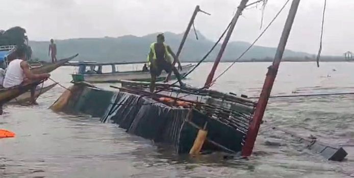 Boot kapseist op de Filipijnen.