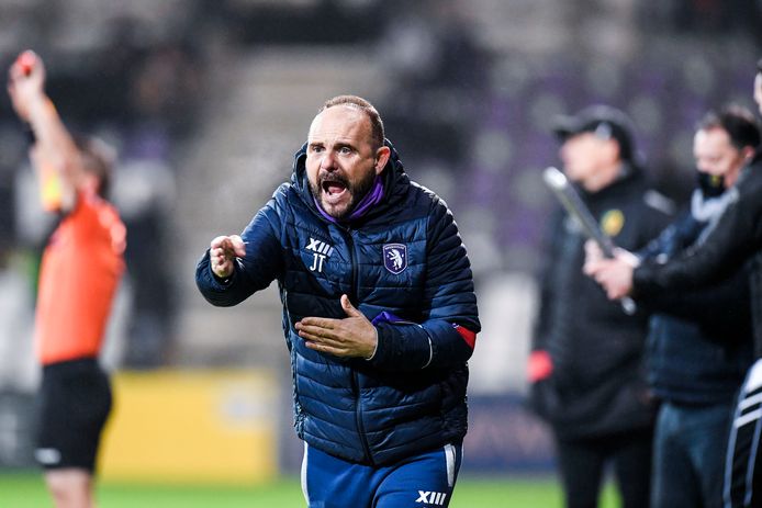Een beeld uit Beerschot-KV Oostende van de vorige speeldag. Javier Torrente is druk aan het bijsturen.