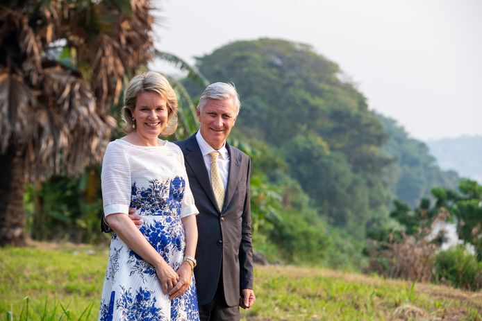 Koning Filip en Mathilde aan de oervers van de Kongorivier.
