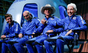 Oliver Daemen, Mark Bezos, Jeff Bezos, et Wally Funk.