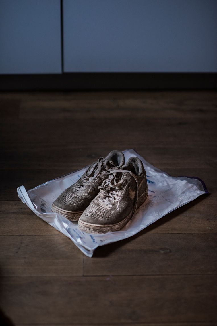 Pepijns modderige schoenen, die hij droeg in het bos. Beeld Linelle Deunk