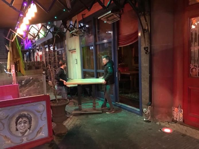 De tafels bij Gringo's in de Grutstraat worden binnen gezet.