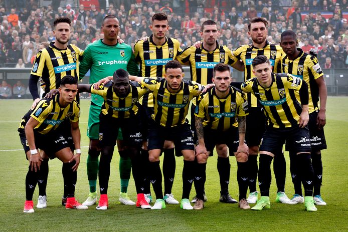 Eloy Roum (green shirt) with tournament winner Ricky van Wolfswinkel (left) and the 2017 Cup Final winning Vitesse team.