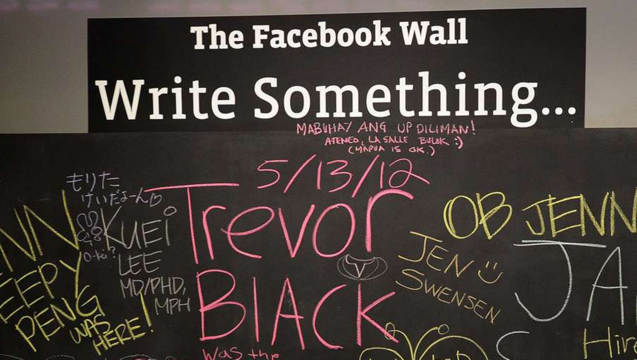 'The Facebook Wall' is een schoolbord op het Facebook hoofdkantoor waarop medewerkers teksten kunnen zetten. Beeld afp