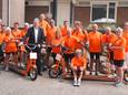 De steppers voorafgaand aan een eerdere tocht, samen met toenmalig ambassadeur Lee Towers. Achter de zanger oud-voorzitter en stepper in ruste Joop van der Hor.