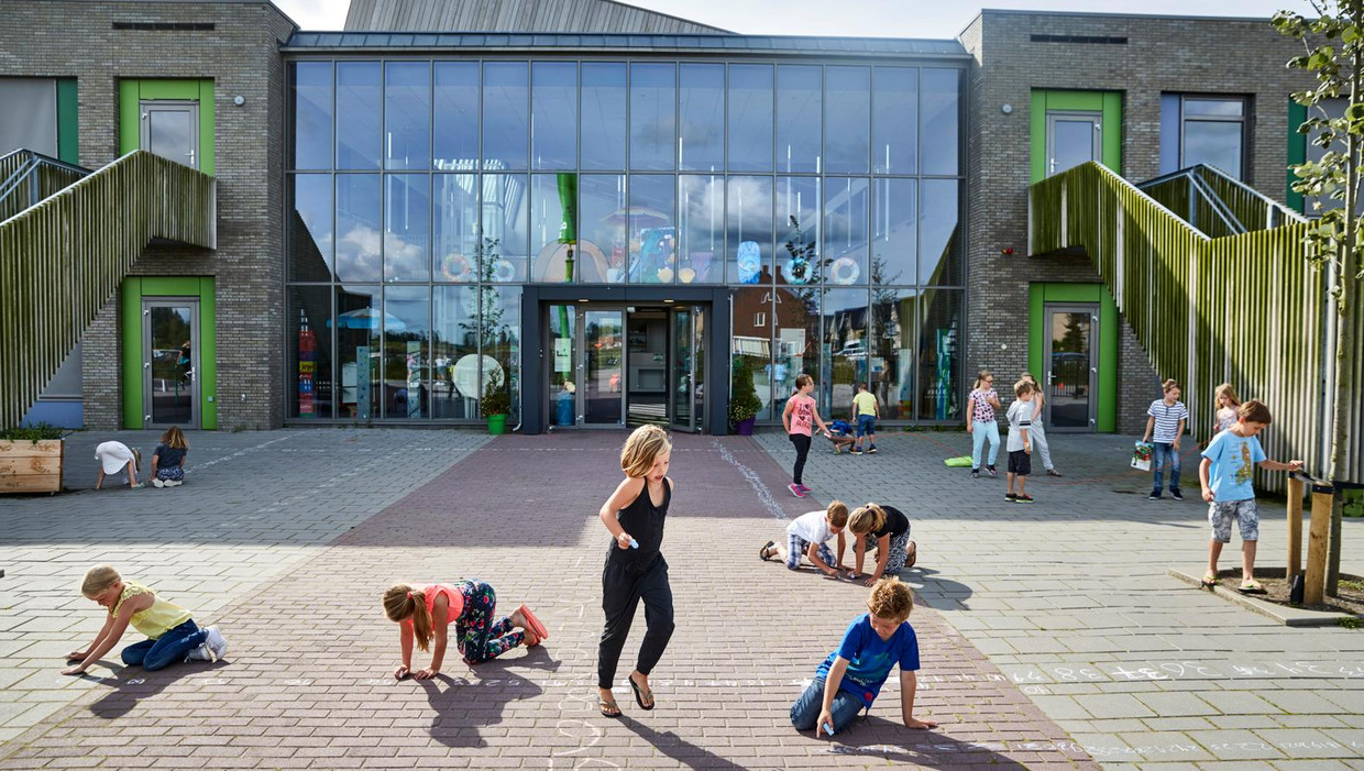 Het schoolplein van samenwerkingsschool Zuidland. Een openbare en een protestants-christelijke school uit Zuidland gingen samen verder als 'samenwerkingsschool'. Beeld Hollandse Hoogte