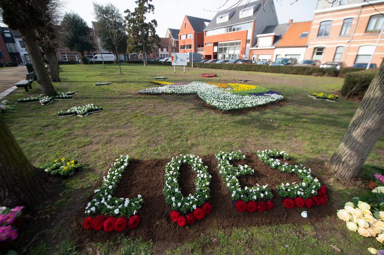 Een bloemenperk ter herdenking van Loes, een meisje van zeven dat omkwam na een aanrijding op weg naar school. Beeld Klaas De Scheirder