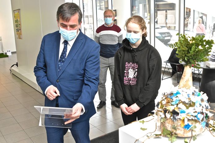 MSKA organiseert een kunsttentoonstelling in de Galerie Alfons Blomme. Burgemeester Kris Declercq kwam een kijkje nemen.