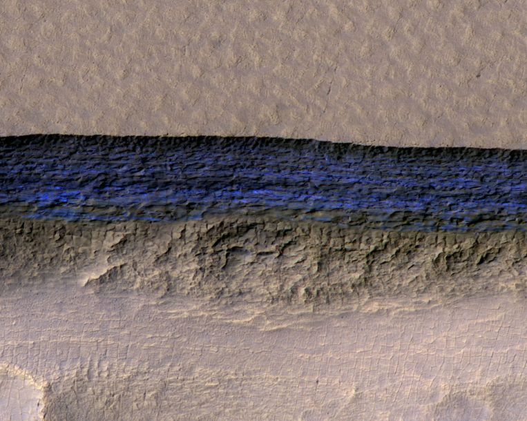 Een van de gevonden ijslagen op de planeet Mars.
