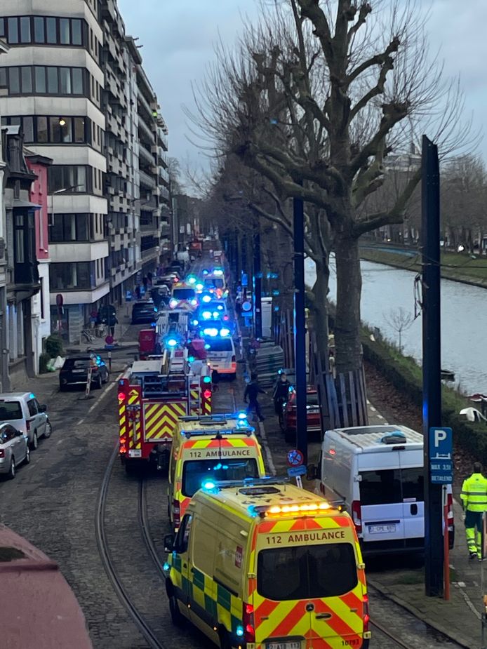 De hulpdiensten kwamen massaal ter plaatse toen een 72-jarige in het ijskoude water aan de Coupure belandde.