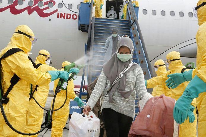 Een vlucht met geëvacueerde Indonesiërs uit Wuhan landde begin februari in het Indonesische Batam. De inzittenden werden bij het uitstappen beneveld met desinfecterende middelen.