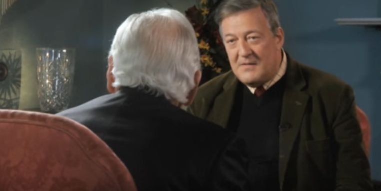 Stephen Fry in The Meaning of Life, het programma waarin hij zich boos tegen God richtte. Beeld The Meaning of Life