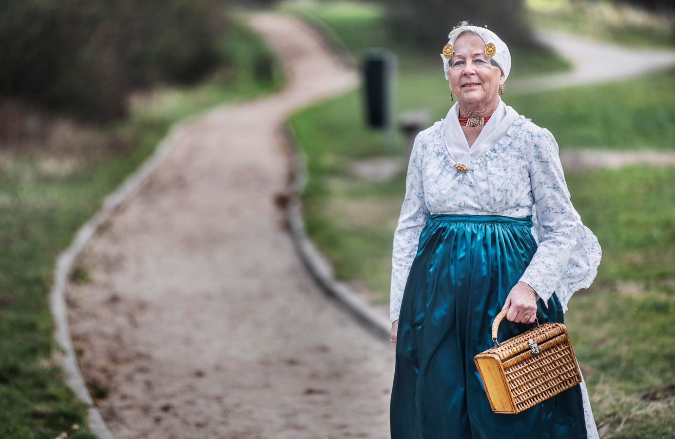 Rietje (79) in Scheveningse klederdracht vereeuwigd op postzegel: ‘Ik ...