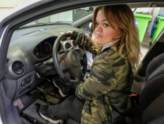 Dwerggroei houdt Kim (26) niet van rijbewijs: "Eindelijk zal ik niet meer van anderen afhankelijk zijn"