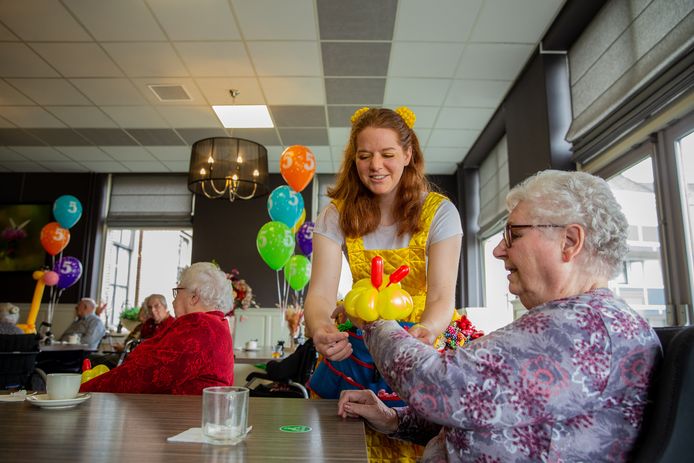 Bella Ballon geeft een balloncreatie aan mevrouw Gerritsen.