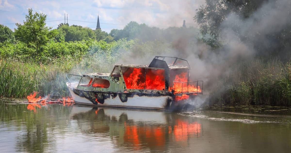 Pleziervaartuig volledig uitgebrand op de Oude IJssel bij Terborg