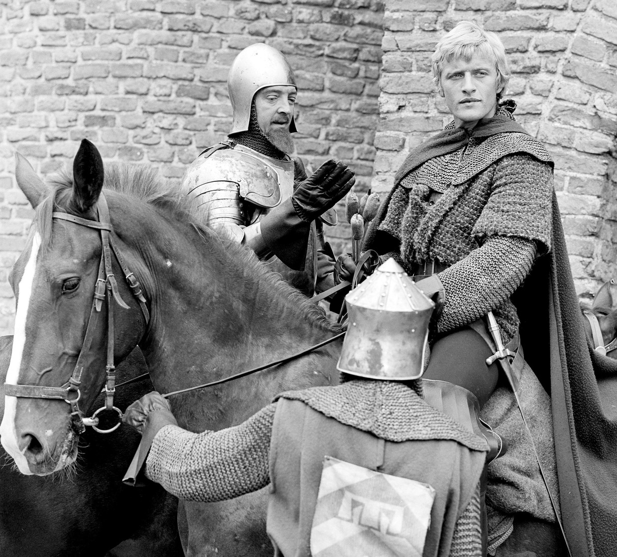 Wolter (Ton Vos, links) en Floris (Rutger Hauer) in de tv-serie Floris. Beeld ANP