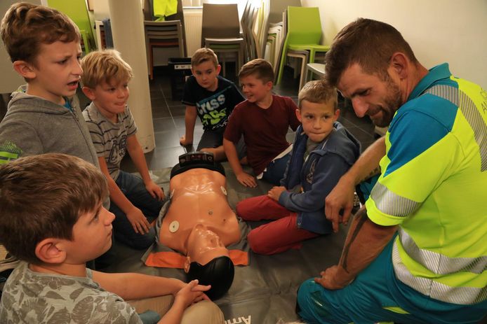 Ambulanciers geven de leerlingen een stoomcursus EHBO en leren zelfs reanimeren.