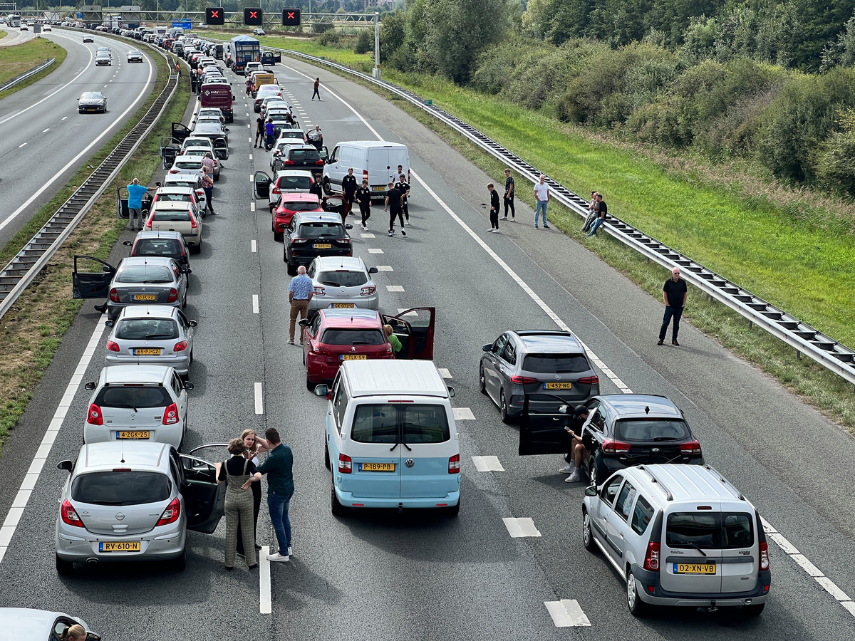 A28 deels dicht door ongeluk bij Nijkerk, wachtende mensen voetbalden ...