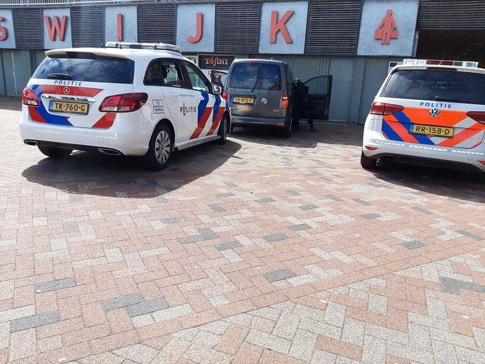 De bestuurder van de auto zit nog vast na zijn aanhouding in Lelystad.