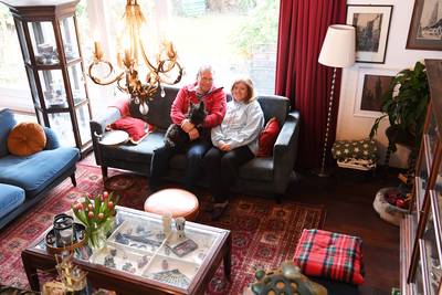 Bijna elke ruimte verspringt in hun huis, dat is doordrongen van familiegeschiedenis