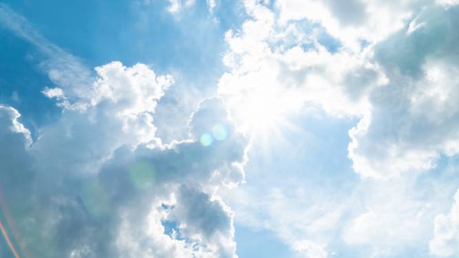 WEERBERICHT. Een blauwe lucht met enkele wolkenvelden in Oostende vanochtend