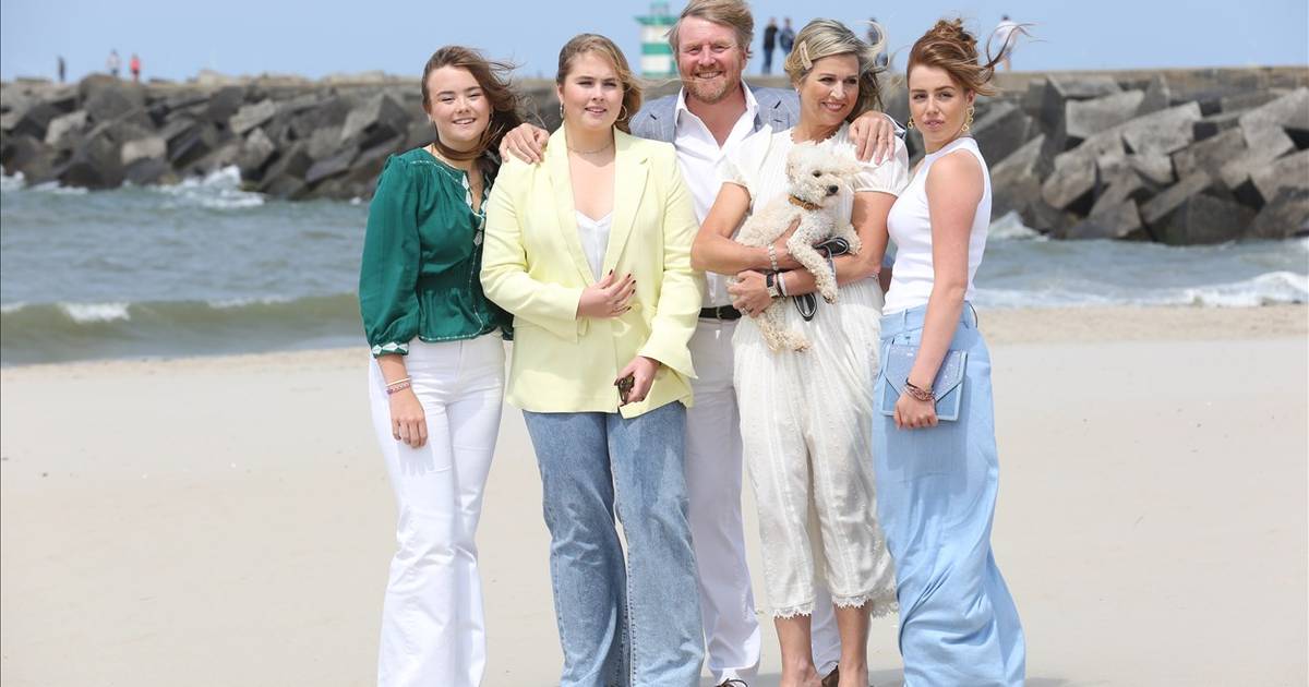 FOTO: La famiglia reale olandese posa sulla spiaggia di Scheveningen, mambo barboncino ruba la scena |  Proprietà