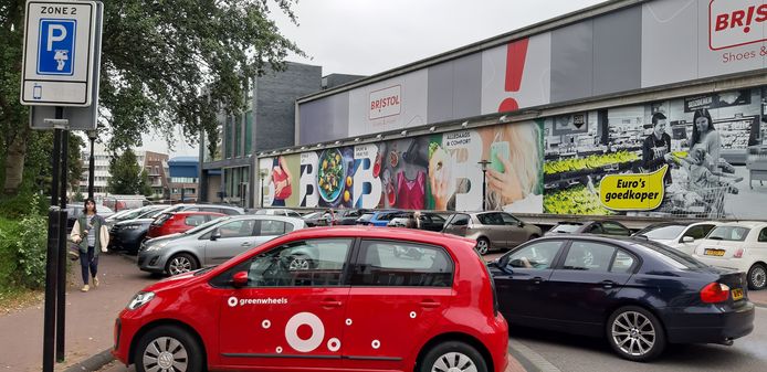 Parkeren op de Verzetslaan in Deventer binnenstad.