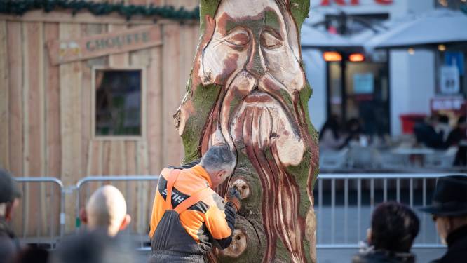 Belgisch kampioen ‘kettingzaagkunst’ tovert kerstboom op Grote Markt om tot sprookjesboom