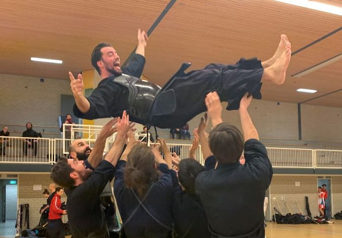 Volgens traditie wordt de kampioen de lucht in gegooid.