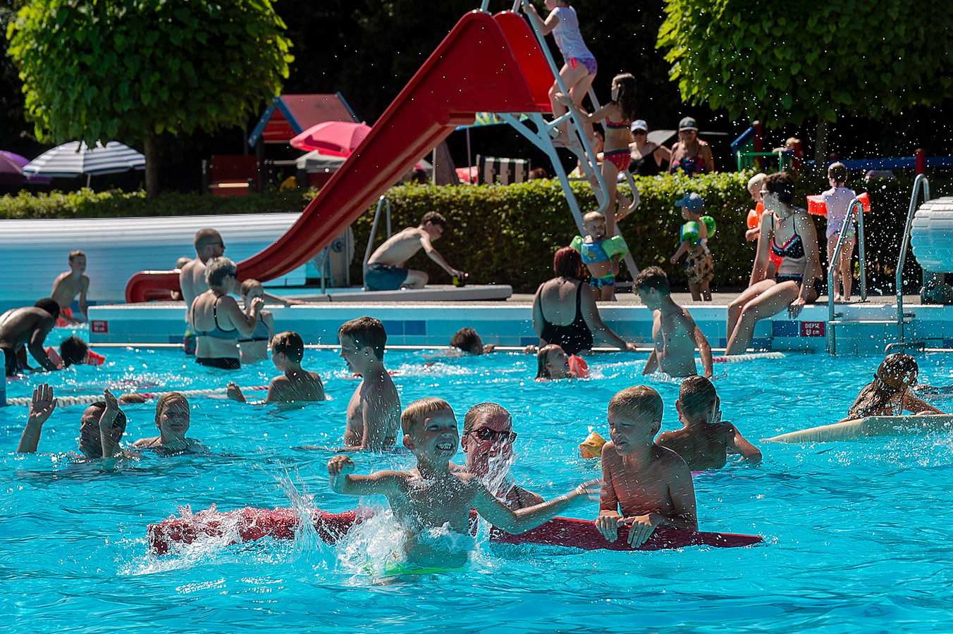 Na coronadroogte lopen de buitenzwembaden nu over ‘Dit is hoe we het