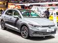 In Nederland zijn vijftig procent meer nieuwe auto's verkocht dan vorig jaar in de maand maart. Het zijn bizarre cijfers, maar de oorzaak is redelijk voor de hand liggend.