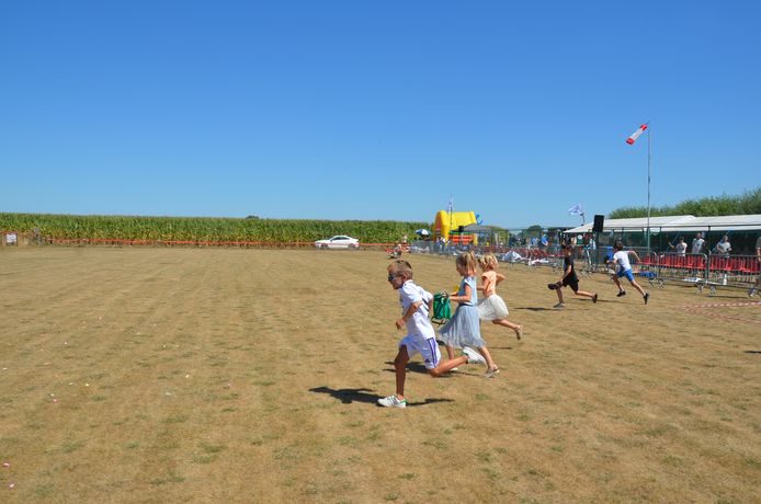 Een snoepdropping tijdens de fly-in van de 20-jarige modelluchtvaartclub 'The Little Wings’ uit Heldergem (Haaltert).