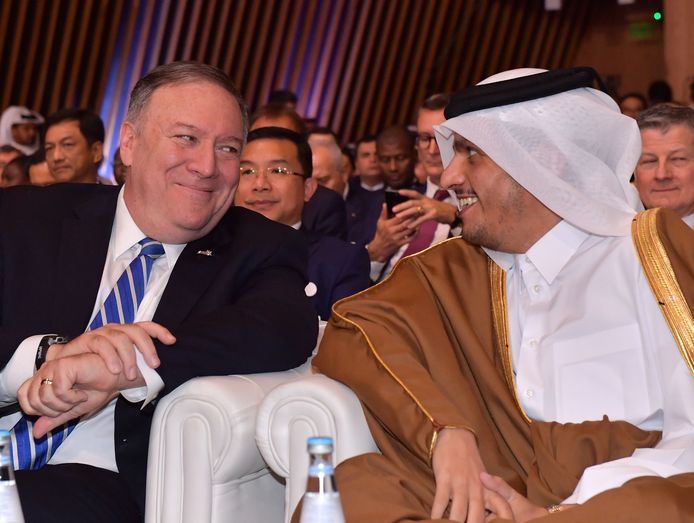 De Amerikaanse minister van Buitenlandse Zaken Mike Pompeo, hier naast Sheikh Mohammed bin Abdulrahman al-Thani (minister van Buitenlandse Zaken van Qatar) was naar Doha gekomen om getuige te zijn van de ondertekening van de overeenkomst.