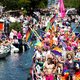 Roze 75+-boot vaart mee in de Canal Parade