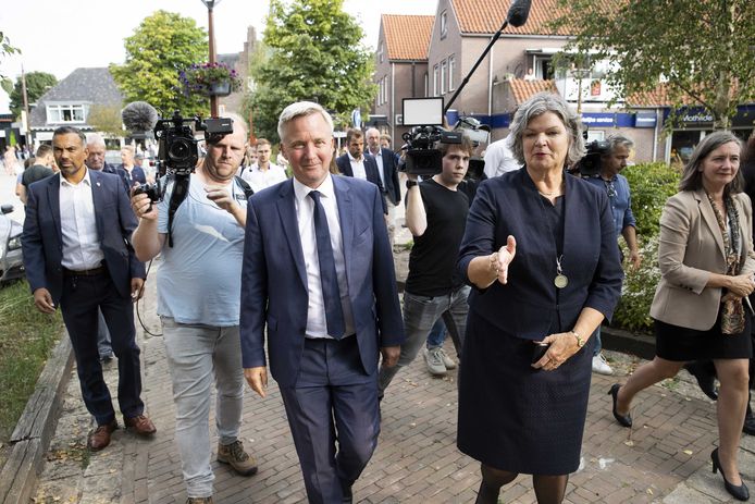 Staatssecretaris Eric van der Burg (Asiel) en burgemeester Wilmien Haverkamp brengen een bezoek aan de gemeente Tubbergen, waar een asielzoekerscentrum in een voormalig hotel in Albergen wordt gevestigd.