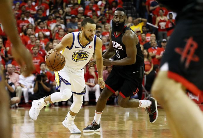 Een ontketende Stephen Curry helpt zijn ploeg aan de vierde NBA-finale op rij.
