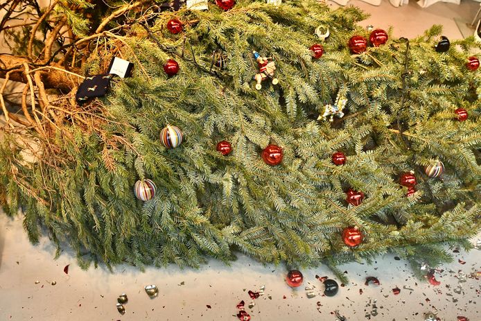Opvallende etalage bij kledingzaak Het Grijs Peerd. De kerstboom lijkt er omver gevallen te zijn.