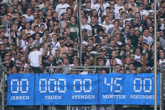 De fans van Borussia Mönchengladbach hadden hun eigen klok mee en telden af tijdens de wedstrijd.