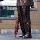 Naakte vrouw streelt standbeeld Mandela