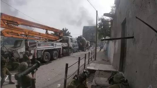 Israëlische soldaten in Jabalia, waar Palestijnen zoeken naar lichamen onder het puin.