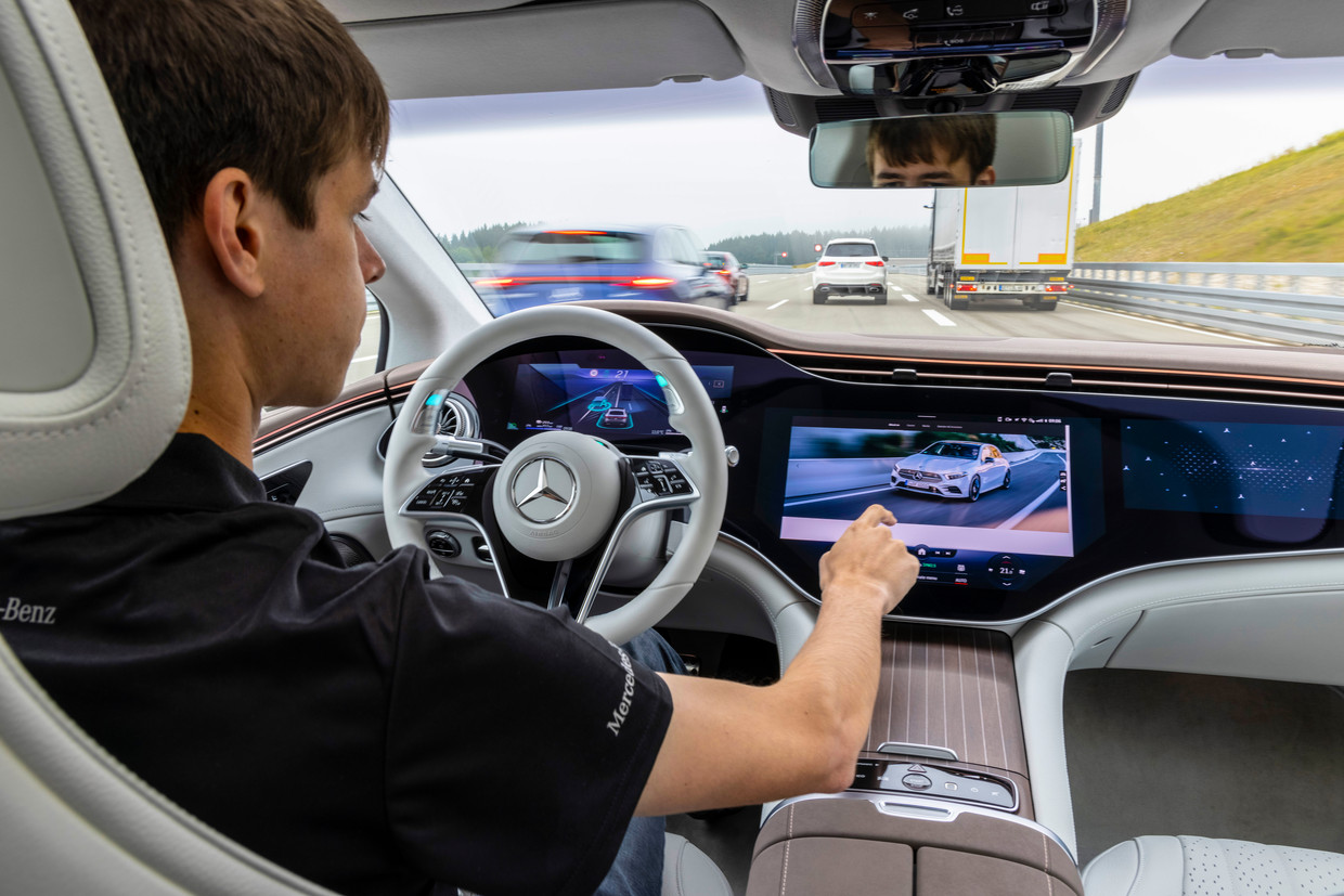 In de nieuwe Mercedes S-klasse en de elektrische EQS kunnen gebruikers op 13.191 kilometer snelweg de Drive Pilot-functie gebruiken wanneer het verkeer niet sneller dan 60 km/u rijdt, dus enkel in een file of druk verkeer. Beeld Daimler AG