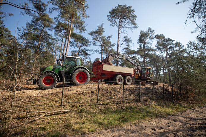 Het tracé voor het fietspad wordt deels achter het hek van Paleis Soestdijk aangelegd.
