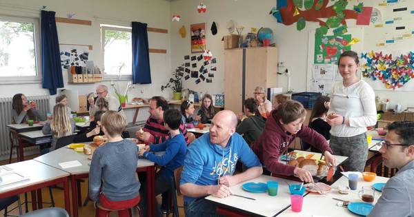 Vrijheidslunch op school Boskamp succes | Olst-Wijhe | destentor.nl - De Stentor